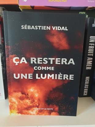 CA RESTERA COMME UNE LUMIERE